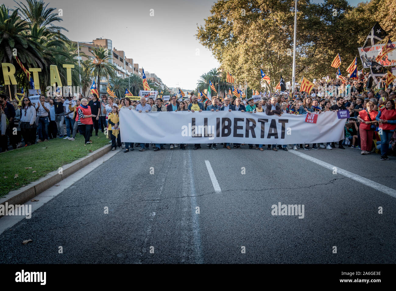 Barcelona Cataluña el dia 26 de octubre 2019 la asociaciones separatista se manifiesta en Barcelona con el lema libertad presos políticos BCN 2019 Foto de stock