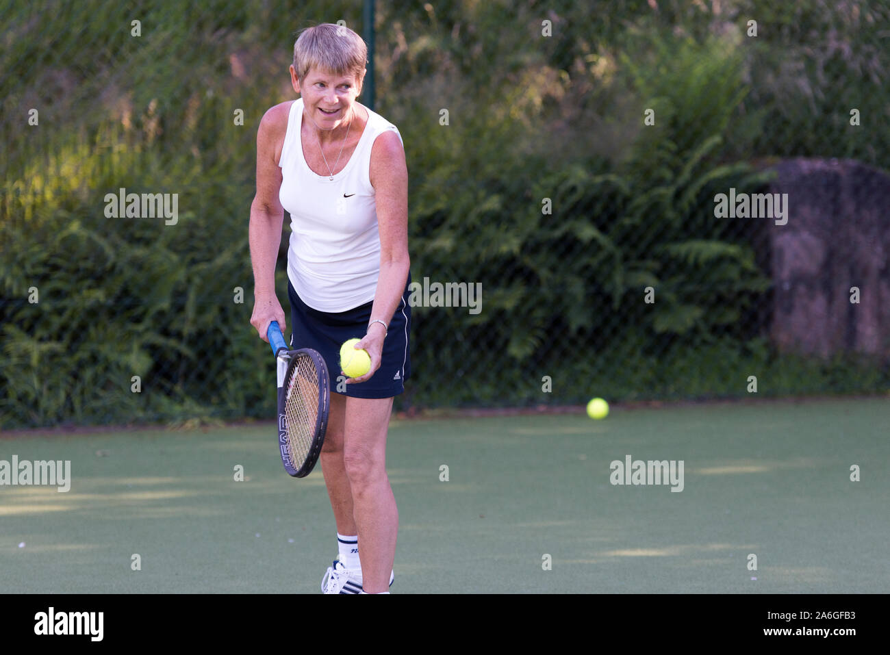 Una competencia de tenis para los ancianos, activo y atlético, Basford tennis club, un evento deportivo, más 50's ejercicio Foto de stock