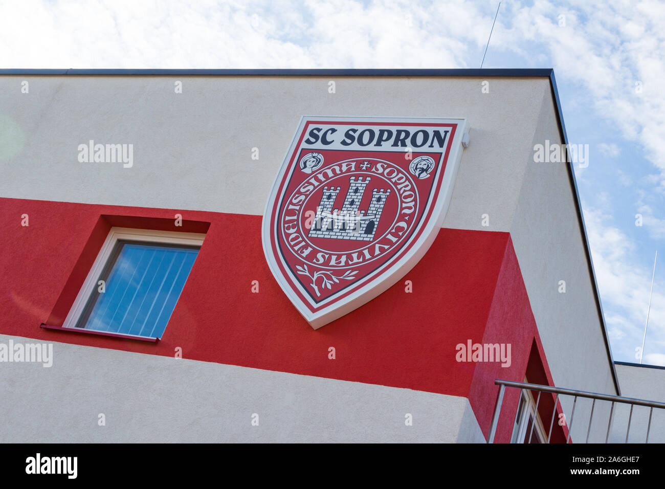 Gran Escudo de armas de la ciudad de Sopron en la pared del edificio, Sport Club de Fútbol Agfalvi ut, Sopron, Hungría Foto de stock