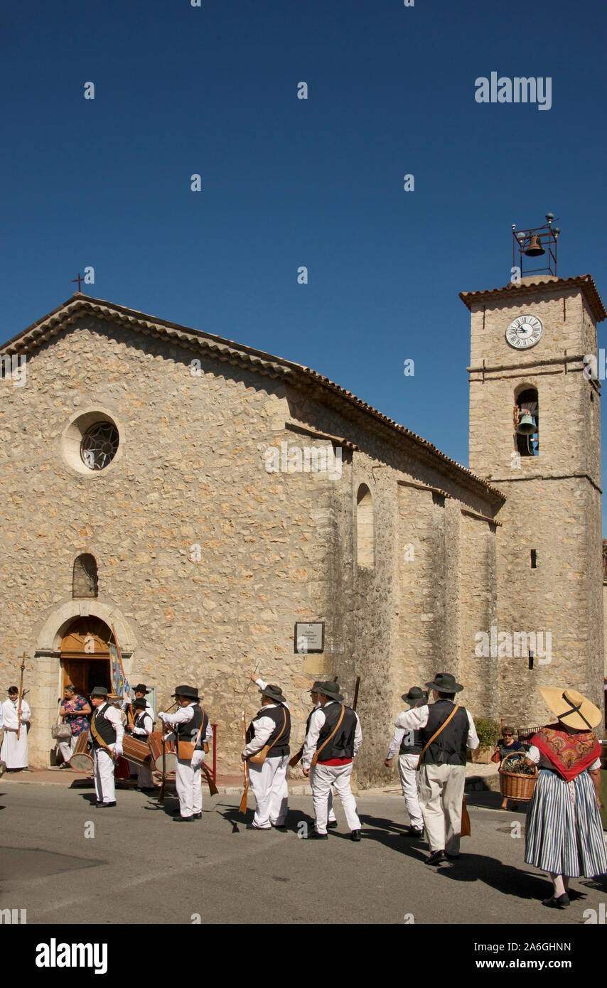 Procesión de la Fiesta de San José limando en la Iglesia de San Pablo de Foret Var Provenza Francia Foto de stock