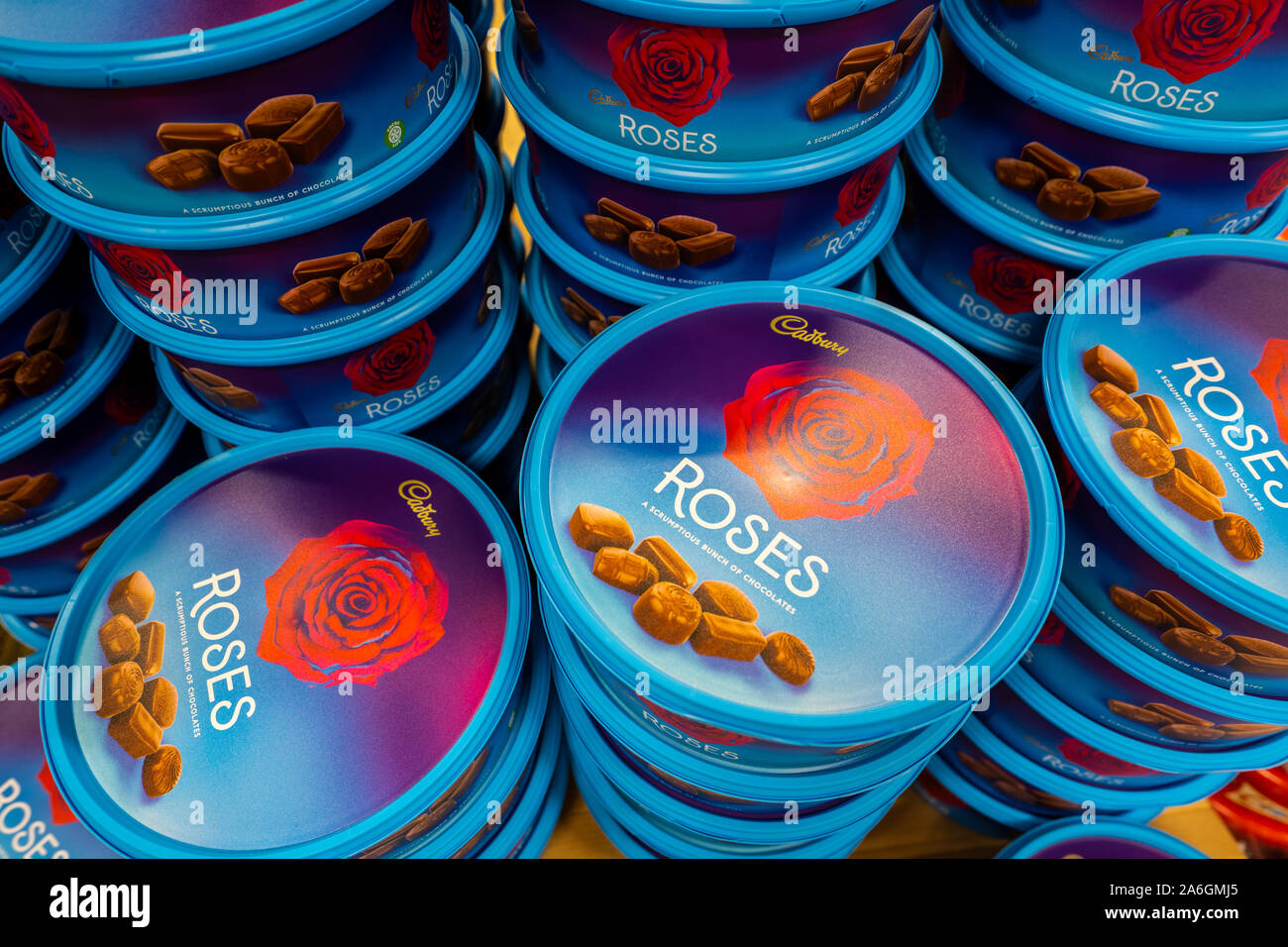 Bañeras, latas de chocolates Cadbury roses a la venta para Navidad en una  gran cadena de supermercados Fotografía de stock - Alamy
