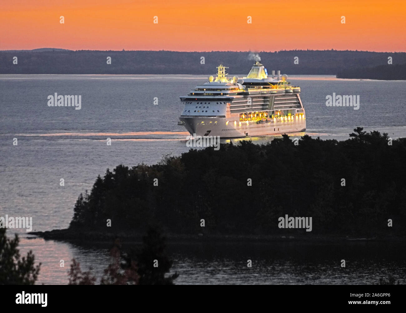 Norwegian Cruise Lines' serenata de los mares al amanecer en Frenchman Bay en Bay Harbor, Maine, Estados Unidos. Foto de stock