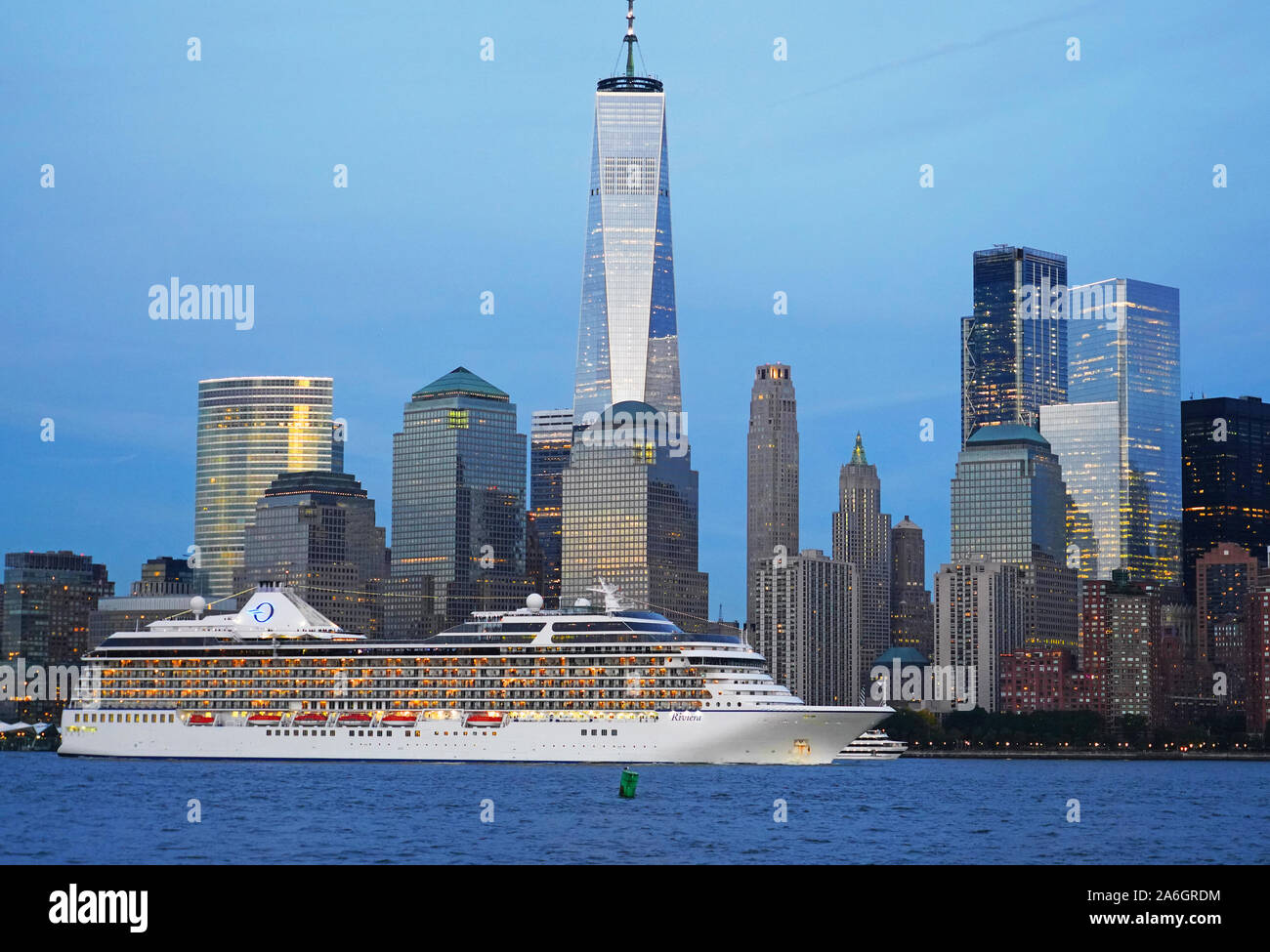 Oceania Cruises Riviera en el puerto de Nueva York, pasando por perfil de Manhattan con One World Trade Center, también conocido como 'Torre de la Libertad". Foto de stock