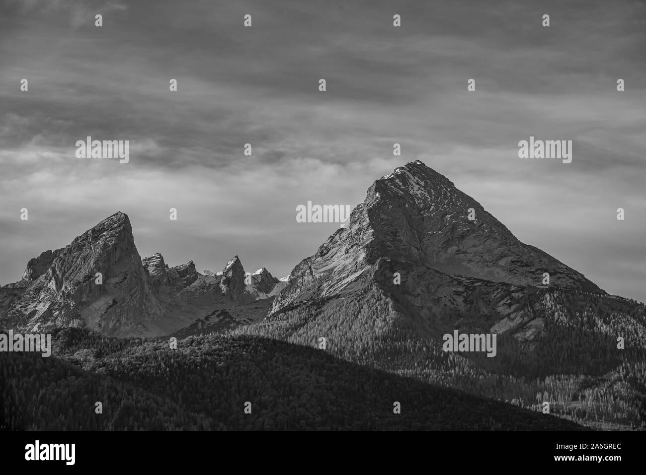 Pico de montaña en blanco y negro "Watzmann" en el Bayern - Alemania Foto de stock
