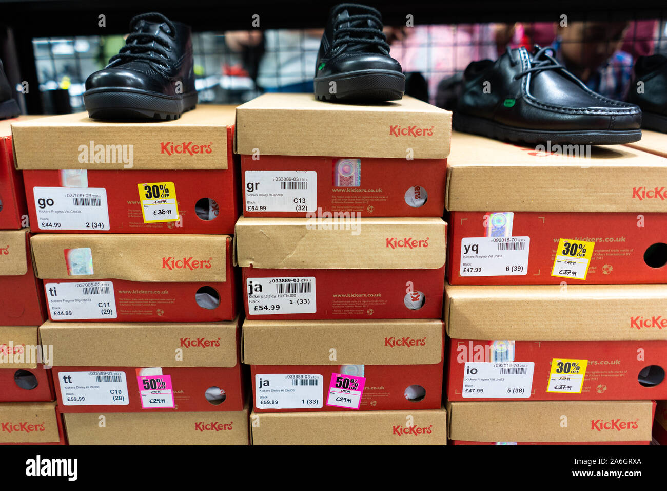 Tienda de zapatos kickers fotografías e imágenes de alta resolución - Alamy