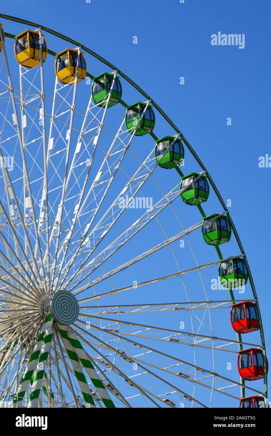 Mirando la gran noria Skygazer, que domina la Feria Estatal de Carolina del  Norte en Raleigh Fotografía de stock - Alamy