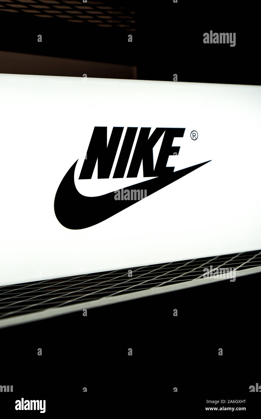 Un blanco y negro brillante signo de Nike en la exhibición en el JD Sports  store, tienda en el centro de la ciudad, recinto comercial Mall Fotografía  de stock - Alamy