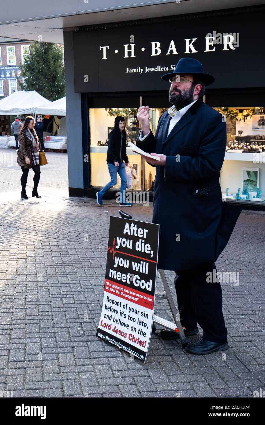 Una calle predicador evangelista Cristiana, hablando con el público acerca  de Dios y las palabras de la Sagrada Biblia Fotografía de stock - Alamy