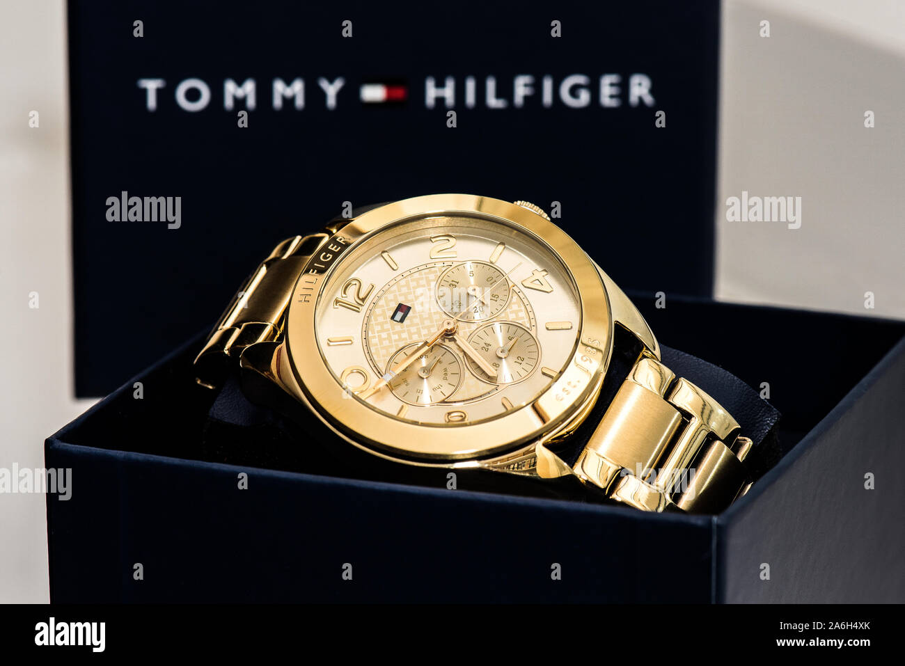 Tommy Hilfiger reloj de oro en su caja de presentación, de lujo, caros  Fotografía de stock - Alamy