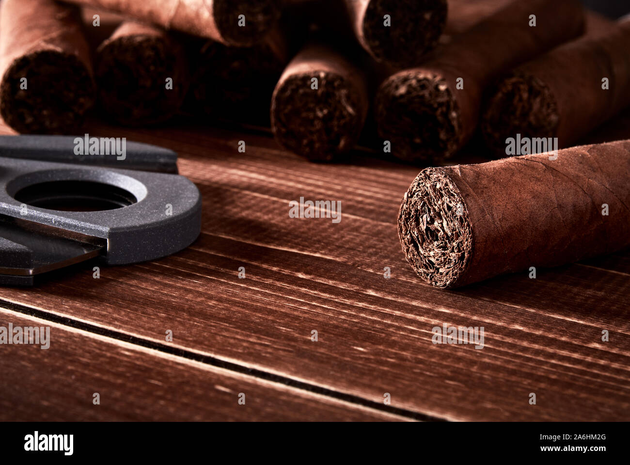 Bodegón con cortador de puros cubanos y el viejo pizarrón tabla con espacio para el texto Foto de stock