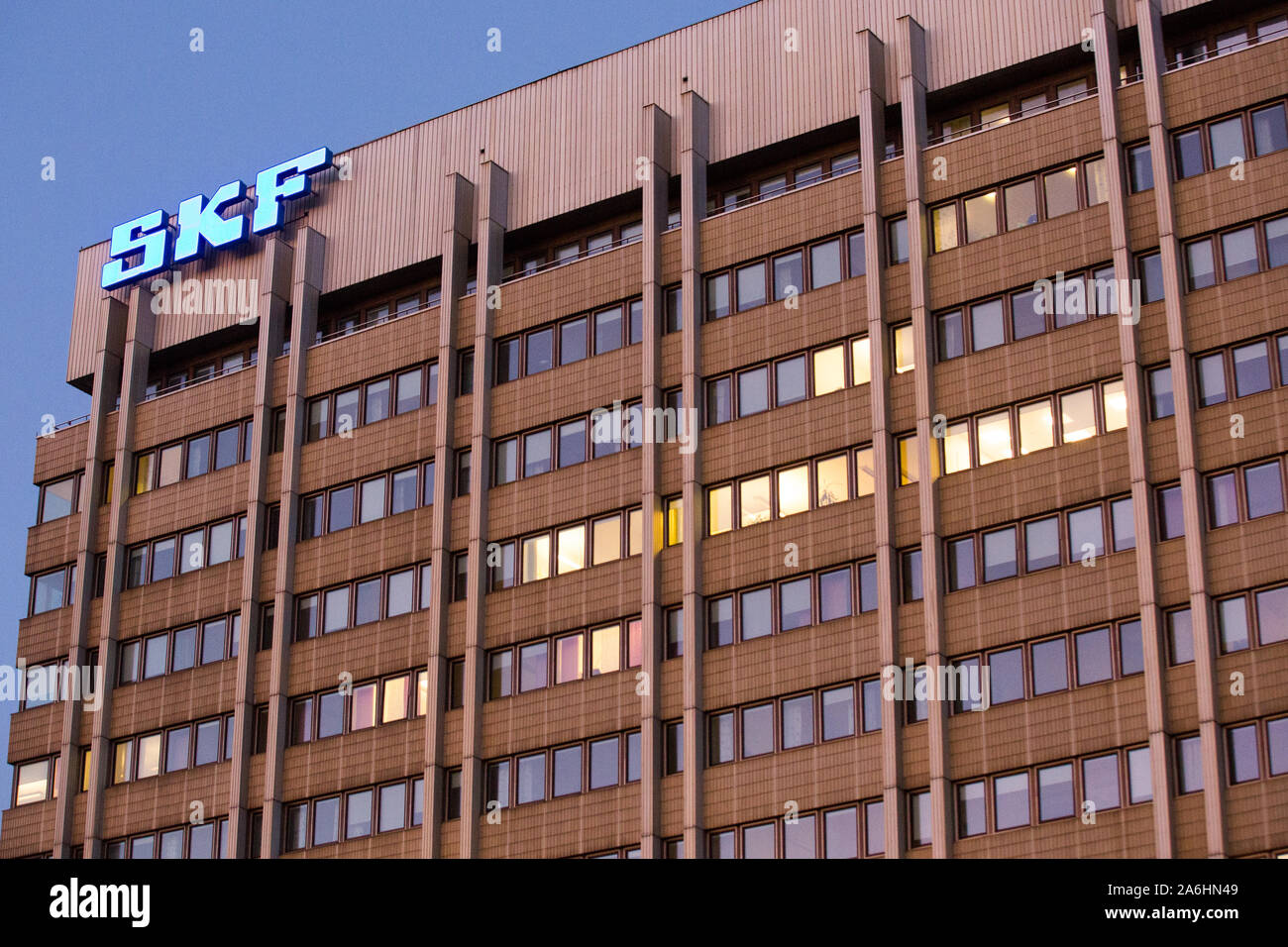 Logotipo de SKF en el edificio sede en Gotemburgo.SKF (Svenska  Kullagerfabriken; Swedish Bolas de fábrica") es una empresa líder en la  fabricación de rodamientos y retenes de la empresa fundada en 1907