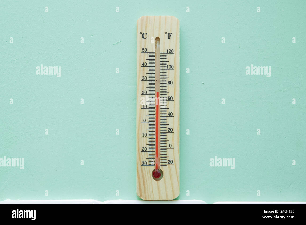 Instrumento de termostato termómetro para medir la temperatura del aire .  Espacio en blanco para escribir . Termómetro sobre fondo verde. Medición de  la temperatura. Air t Fotografía de stock - Alamy