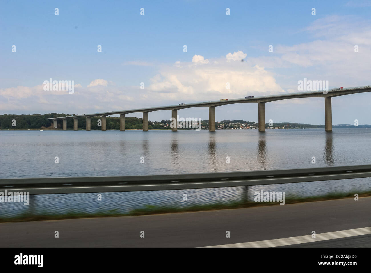 Fiordo de Vejle Bridge ( Vejlefjordbroen) es visto en Vejle, Dinamarca el 30 de julio de 2019 el puente sobre el fiordo de Vejle es 1712 m de largo, el tramo más largo es de 110 m, y la holgura máxima del mar es de 40 m. © Michal Fludra / Alamy Live News Foto de stock