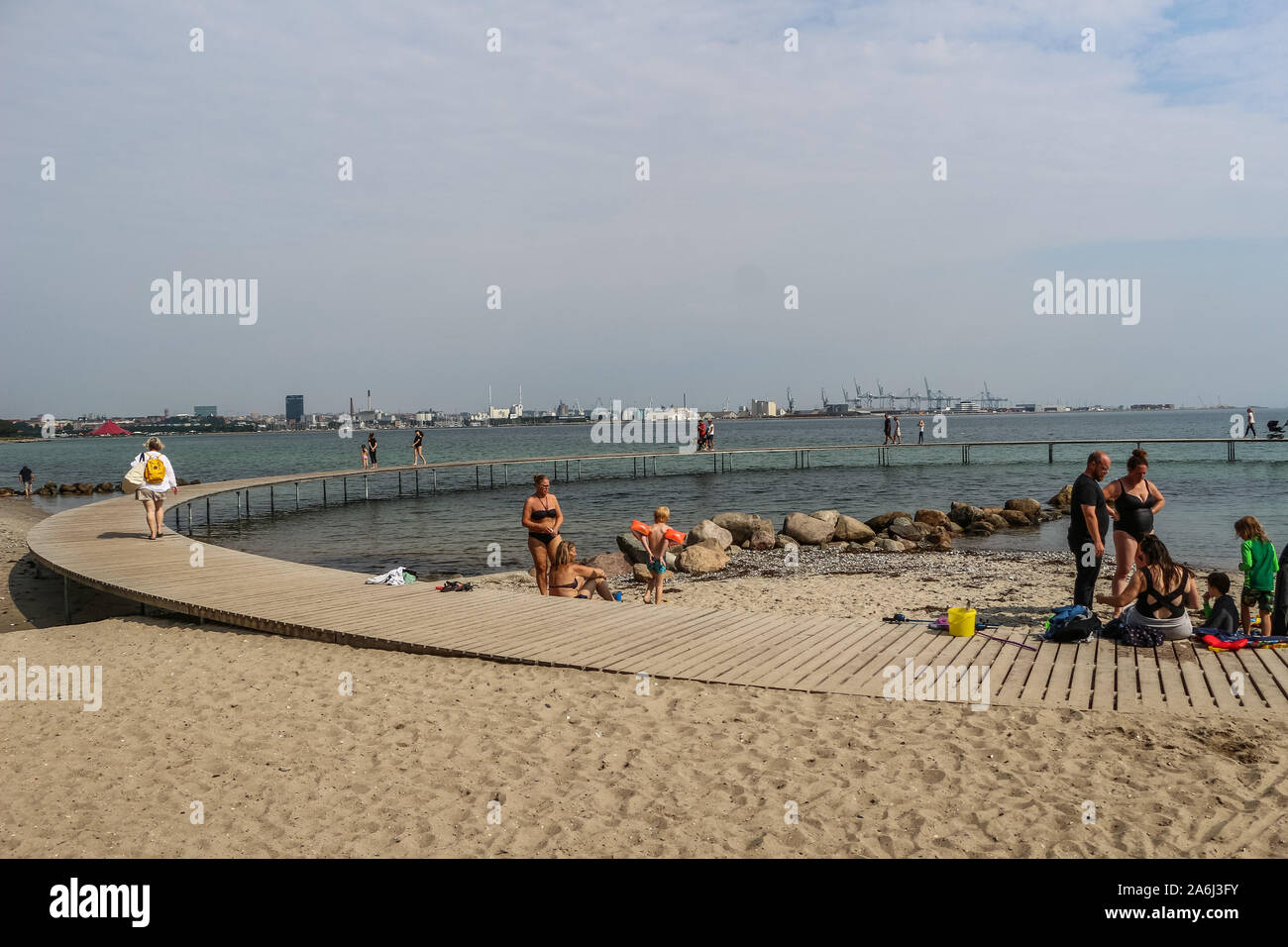 La gente caminando por el puente infinito (Den Uendelige Bro) - muelle de madera con forma de círculo construido sobre un mar de la costa de la Bahía de Aarhus sobre una playa de Varna/Ballehage Playa, creado por el arquitecto Niels Povlsgaard y Johan Gjødes son vistos en Aarhus, Dinamarca, el 30 de julio de 2019 © Michal Fludra / Alamy Live News Foto de stock