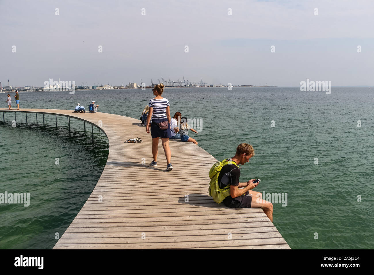 La gente caminando por el puente infinito (Den Uendelige Bro) - muelle de madera con forma de círculo construido sobre un mar de la costa de la Bahía de Aarhus sobre una playa de Varna/Ballehage Playa, creado por el arquitecto Niels Povlsgaard y Johan Gjødes son vistos en Aarhus, Dinamarca, el 30 de julio de 2019 © Michal Fludra / Alamy Live News Foto de stock