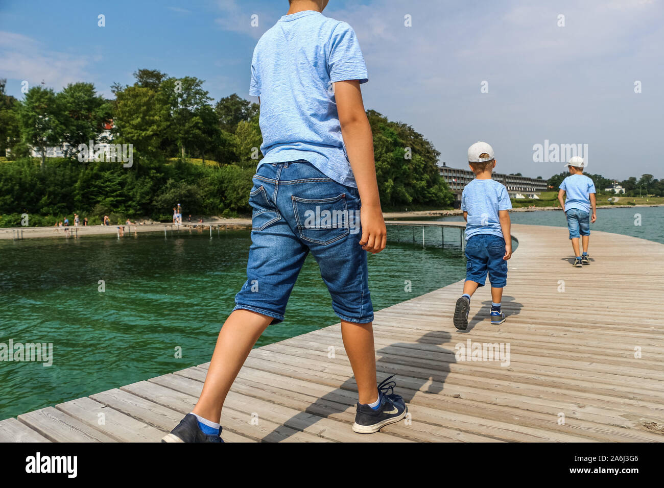 La gente caminando por el puente infinito (Den Uendelige Bro) - muelle de madera con forma de círculo construido sobre un mar de la costa de la Bahía de Aarhus sobre una playa de Varna/Ballehage Playa, creado por el arquitecto Niels Povlsgaard y Johan Gjødes son vistos en Aarhus, Dinamarca, el 30 de julio de 2019 © Michal Fludra / Alamy Live News Foto de stock