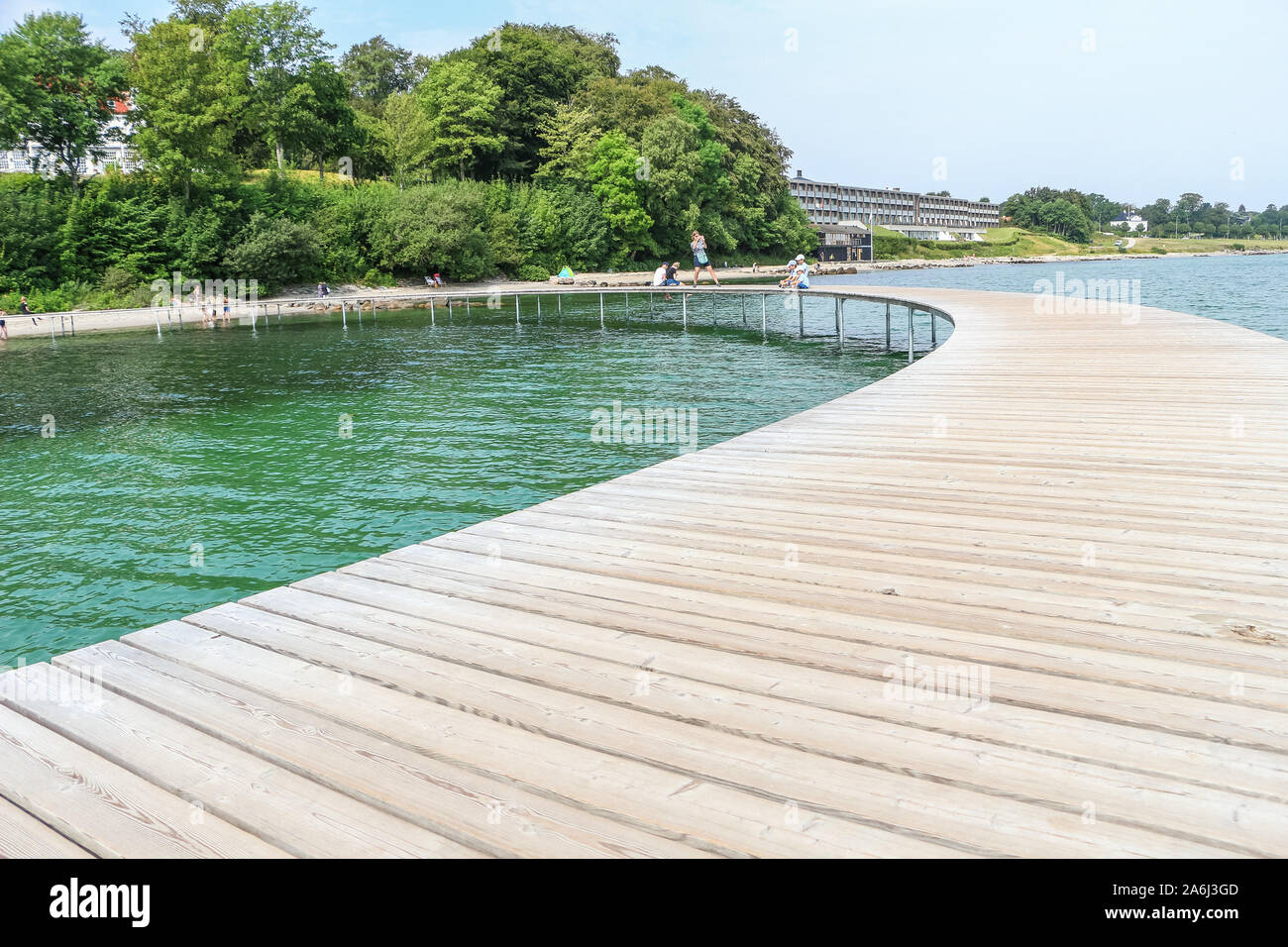 La gente caminando por el puente infinito (Den Uendelige Bro) - muelle de madera con forma de círculo construido sobre un mar de la costa de la Bahía de Aarhus sobre una playa de Varna/Ballehage Playa, creado por el arquitecto Niels Povlsgaard y Johan Gjødes son vistos en Aarhus, Dinamarca, el 30 de julio de 2019 © Michal Fludra / Alamy Live News Foto de stock
