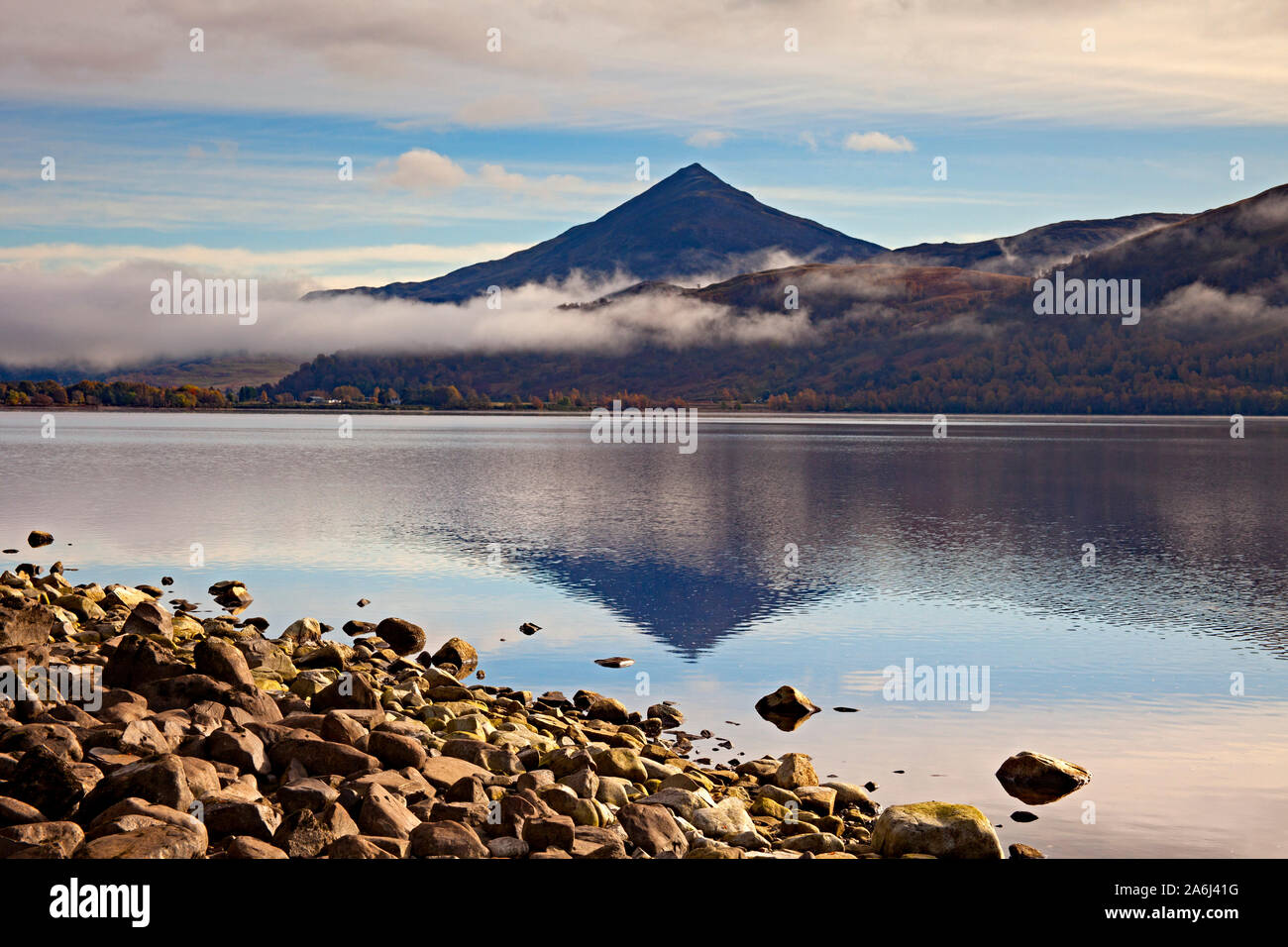 Montaña Schiehallion, Munro, reflejado en Loch Rannoch, Perth y Kinross, Escocia, Reino Unido Foto de stock