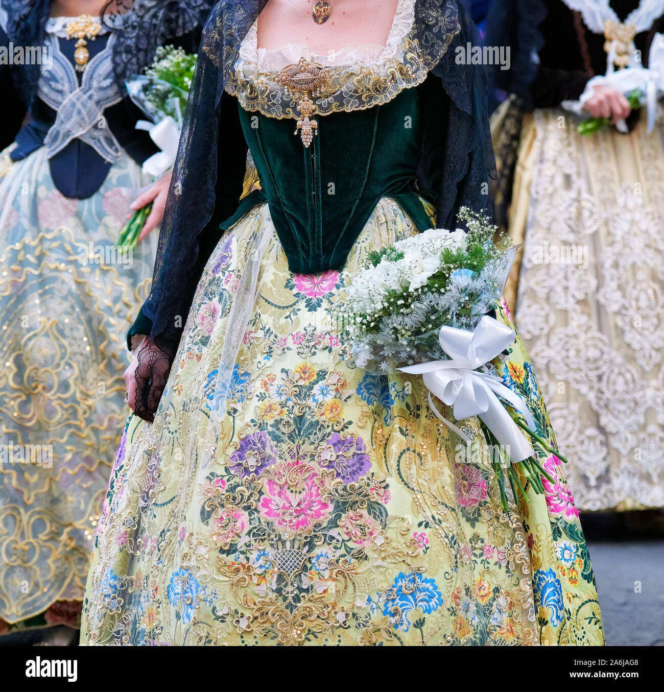 Vestido de fallera fotografías e imágenes de alta resolución - Alamy