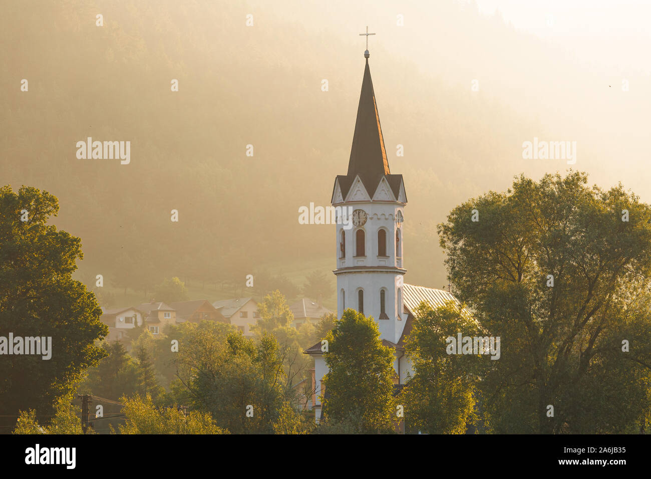 Iglesia en la aldea de Stankovany en Liptov, región norte de Eslovaquia. Foto de stock