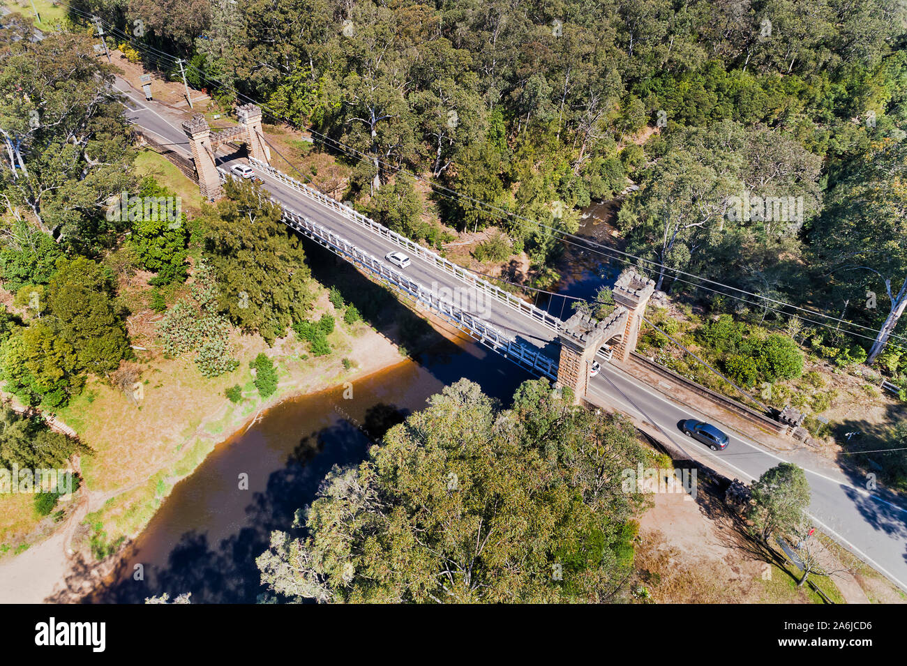 Hampden Bridge histórico en Moss Vale carretera cruzando el río canguro en Kangaroo Valley. Arenisca suspention bridge entre las puertas con estrechas sola lan Foto de stock