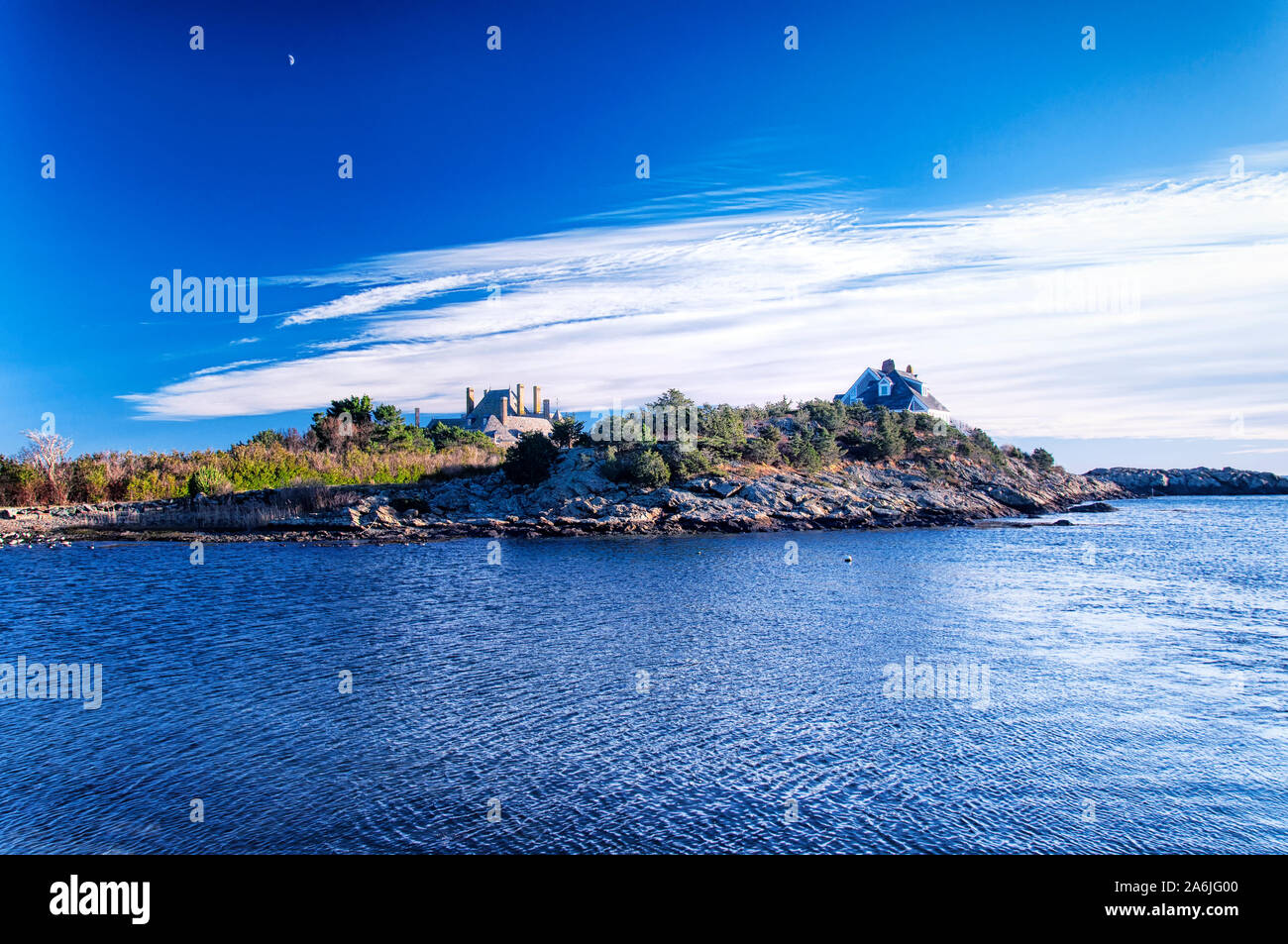 Las grandes casas a lo largo de la costa en Newport Rhode Island en un soleado día de otoño del cielo azul. Foto de stock