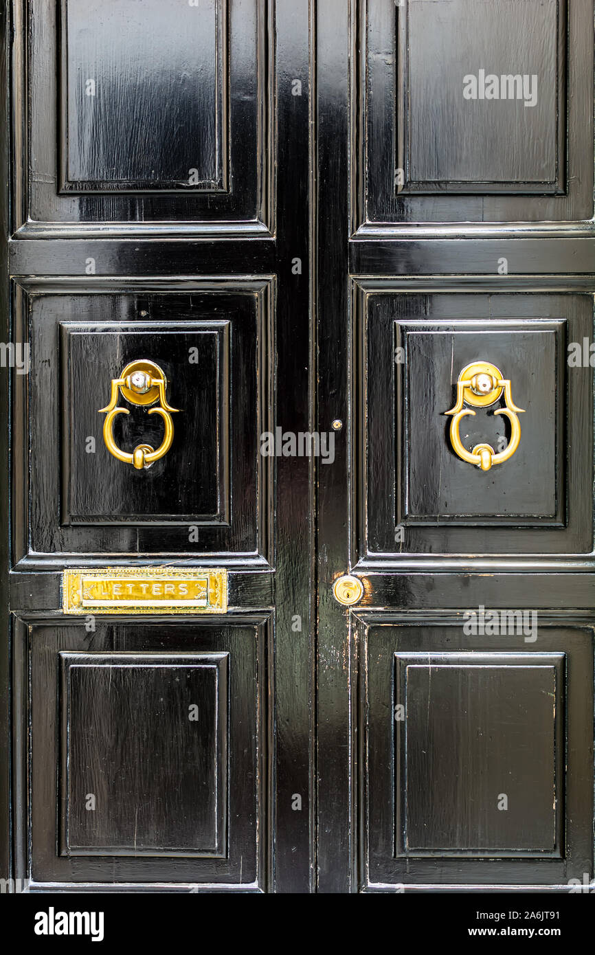 Timbre De Puerta En Forma De Abejorro En Una Puerta Delantera De Madera  Oscura Foto de archivo - Imagen de entrada, tarjeta: 275345720