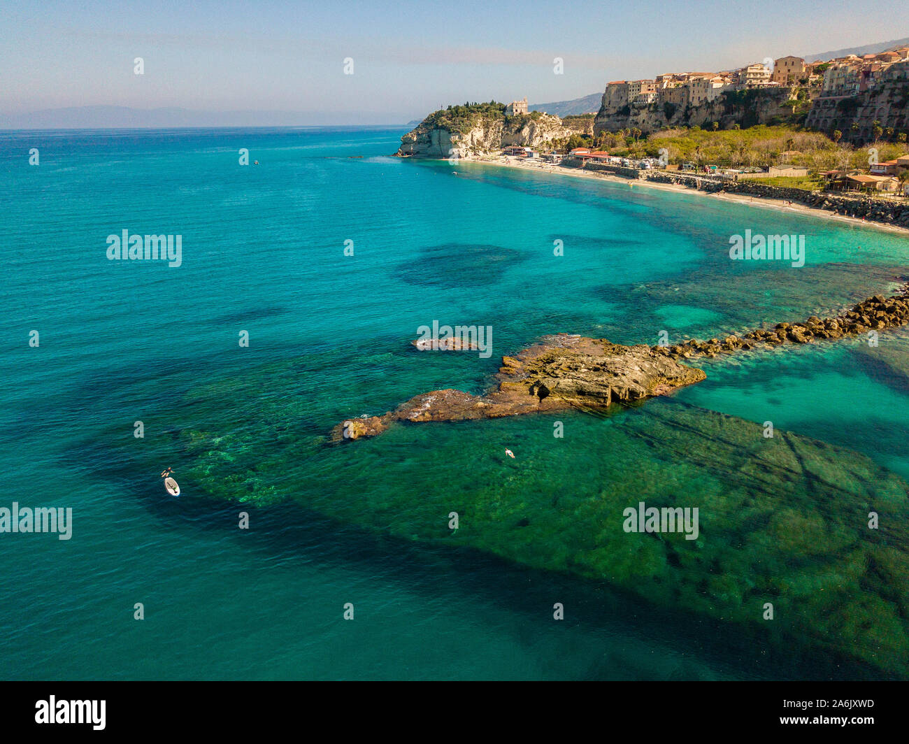 Vista aérea de una playa con sombrillas y bañistas. Promontorio del