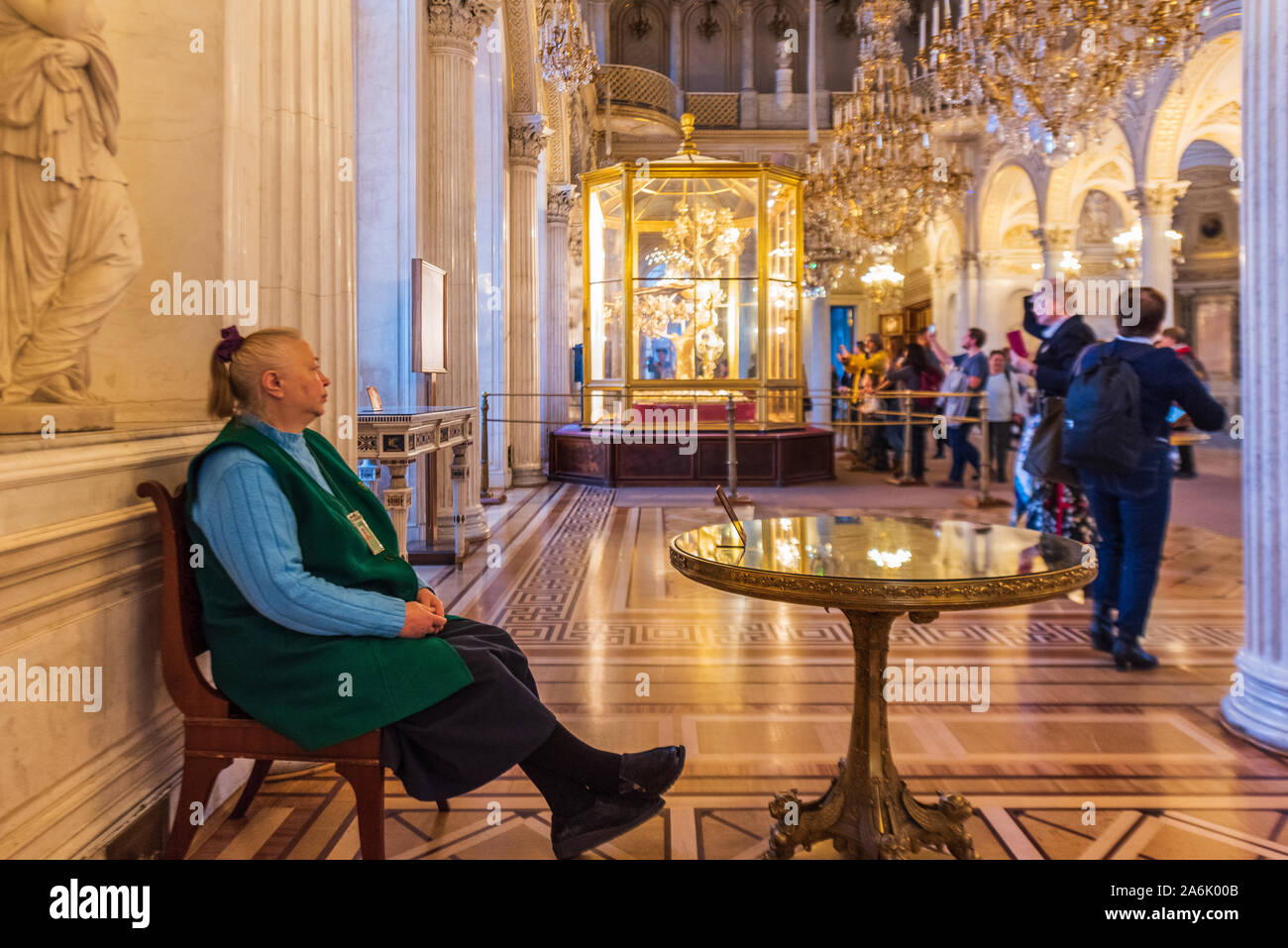 Antiguo custodio en el Palacio de Invierno en el Museo Estatal del Hermitage, en San Petersburgo, Rusia Foto de stock