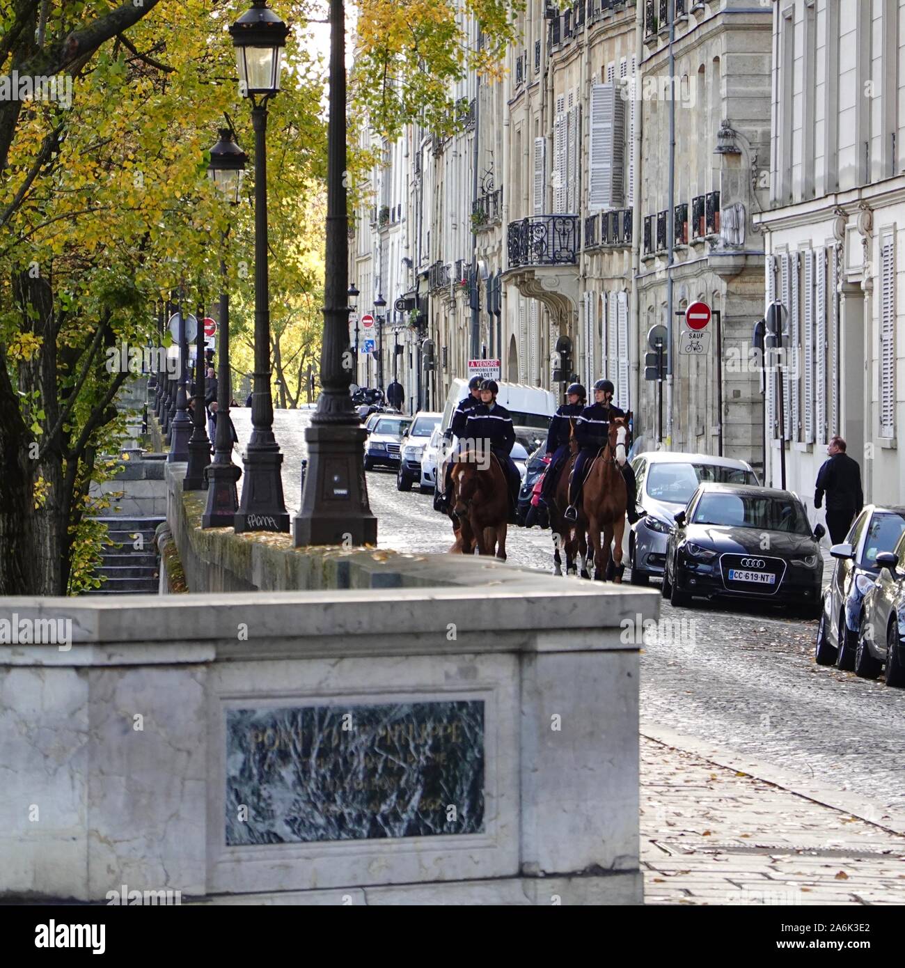 Patrulla de la policía montada en la Île Saint Louis. De octubre en París, Francia. Foto de stock