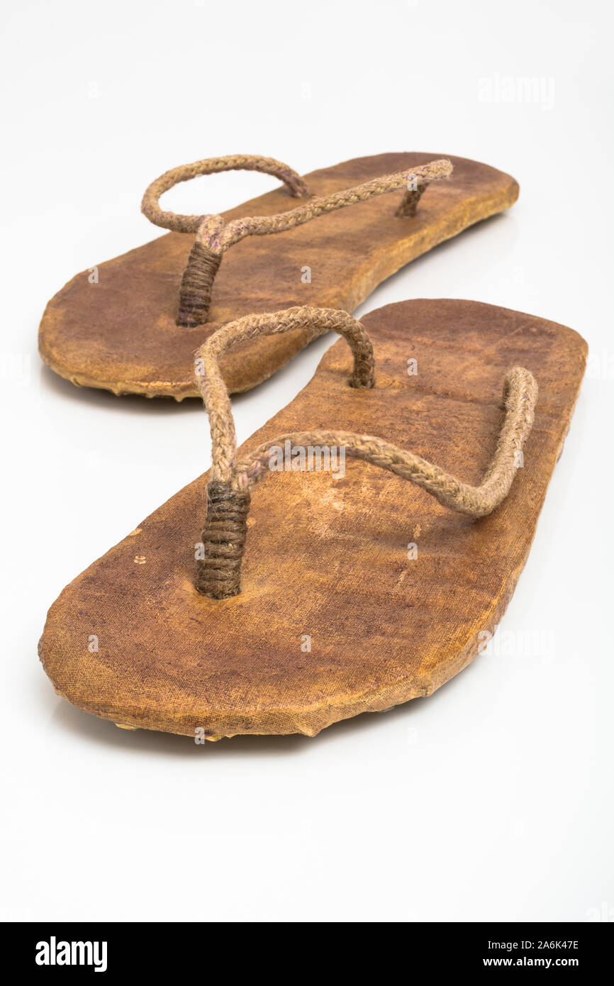 Chanclas / marrones a mano. Para un estilo de vida alternativo, zapatos hechos a mano, Biden flip-flop, flipflop Dr. Fauci, spoof calzado vegetariano Fotografía de stock - Alamy