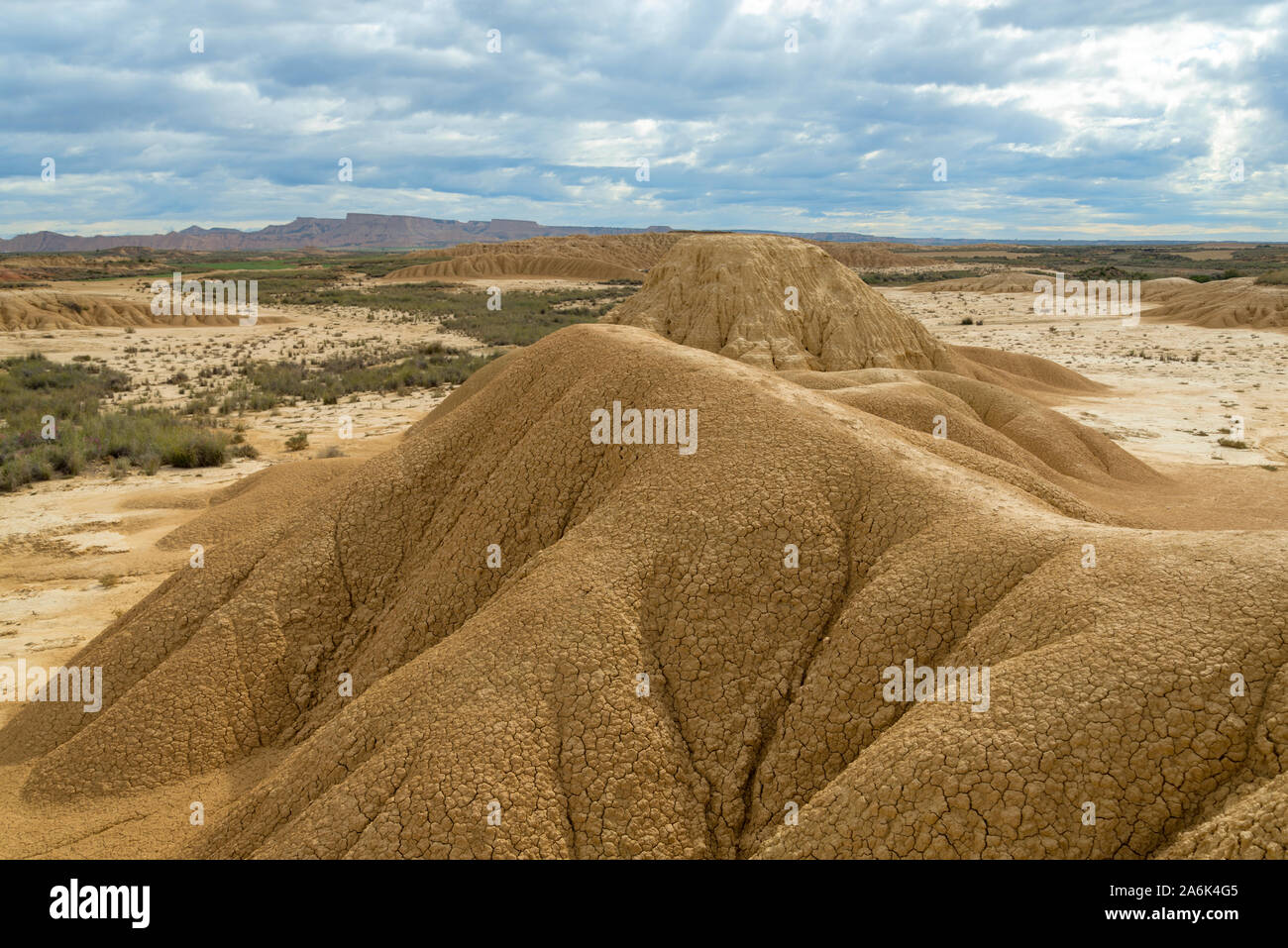 Montañas erosionadas sedimentarias en la mitad de los españoles badlands Bardenas Reales Foto de stock