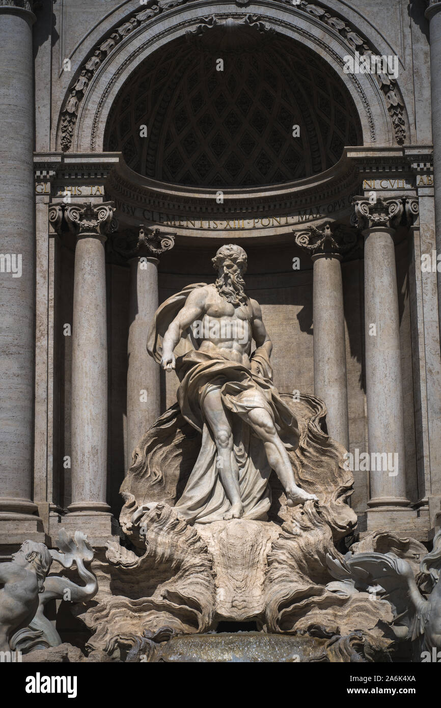Estatua de Oceanus en fontana di Trevi. Cerca de la escultura de la principal fuente de Trevi en Roma, Italia. Foto de stock