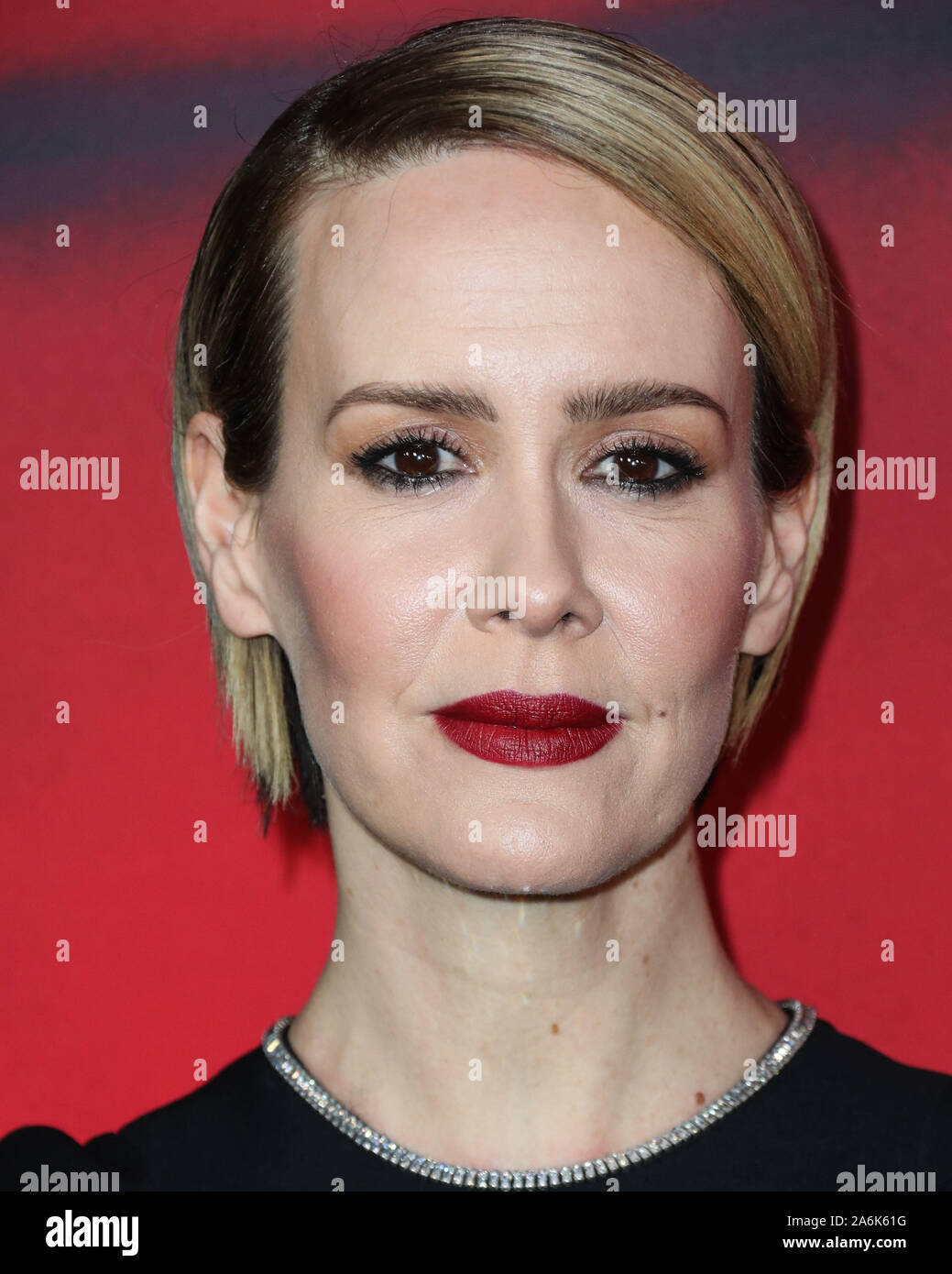 HOLLYWOOD, LOS ANGELES, California, EE.UU. - 26 de octubre: la actriz Sarah  Paulson, vistiendo un traje de Gucci con Giuseppe Zanotti talones llega a  FX de la 'American Horror Story' 100º episodio