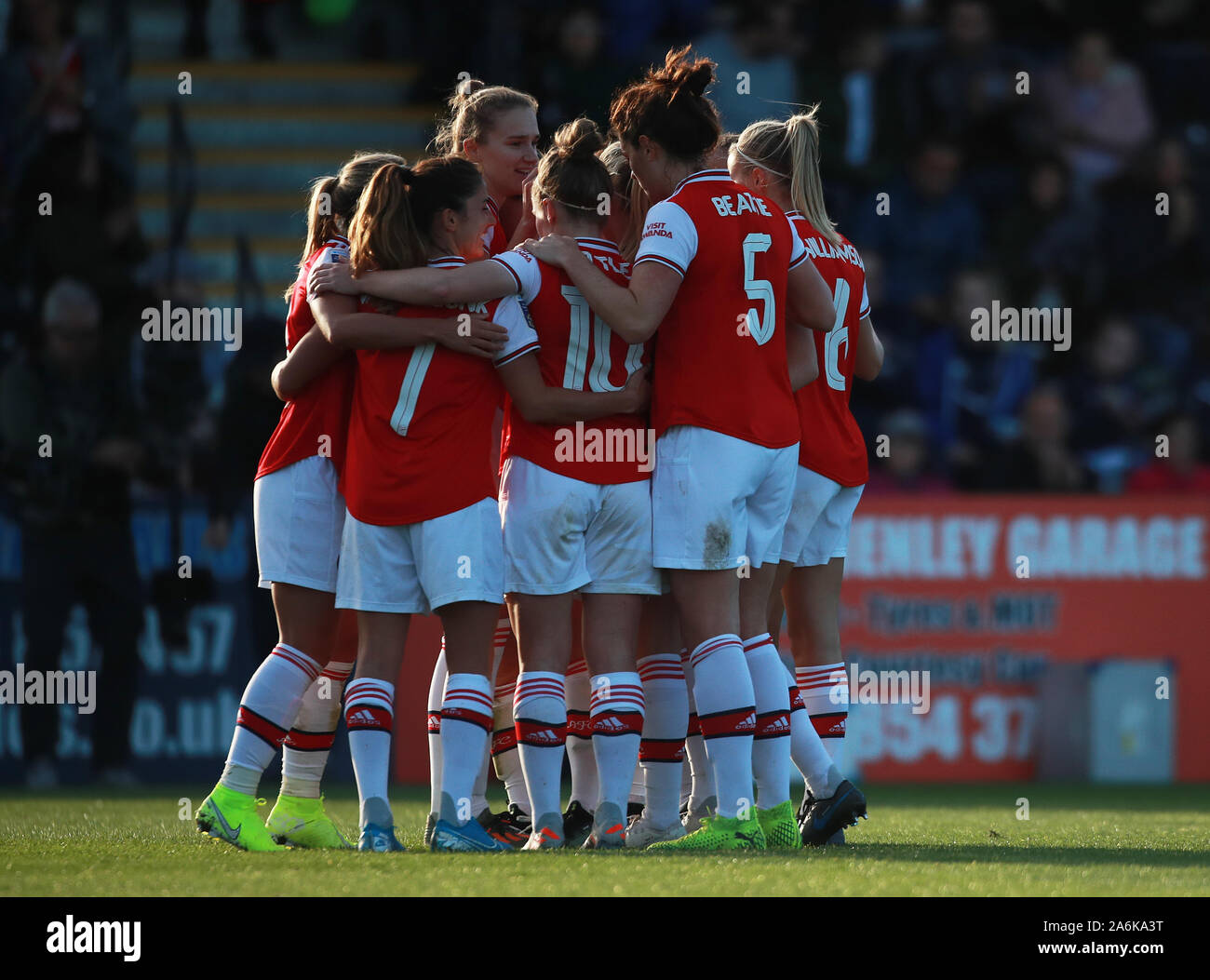 Los jugadores del Arsenal celebran luego Vivianne Miedema marque el primer gol del partido durante el Women's Super League en Meadow Park, Borehamwood. Foto de stock