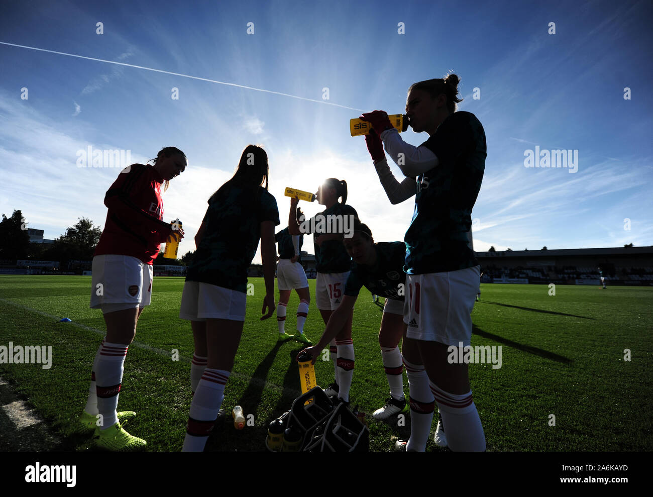 Una vista general de los jugadores del Arsenal de calentamiento dentro de Meadow Park antes de la Super Liga de Mujeres coinciden en Meadow Park, Borehamwood. Foto de stock