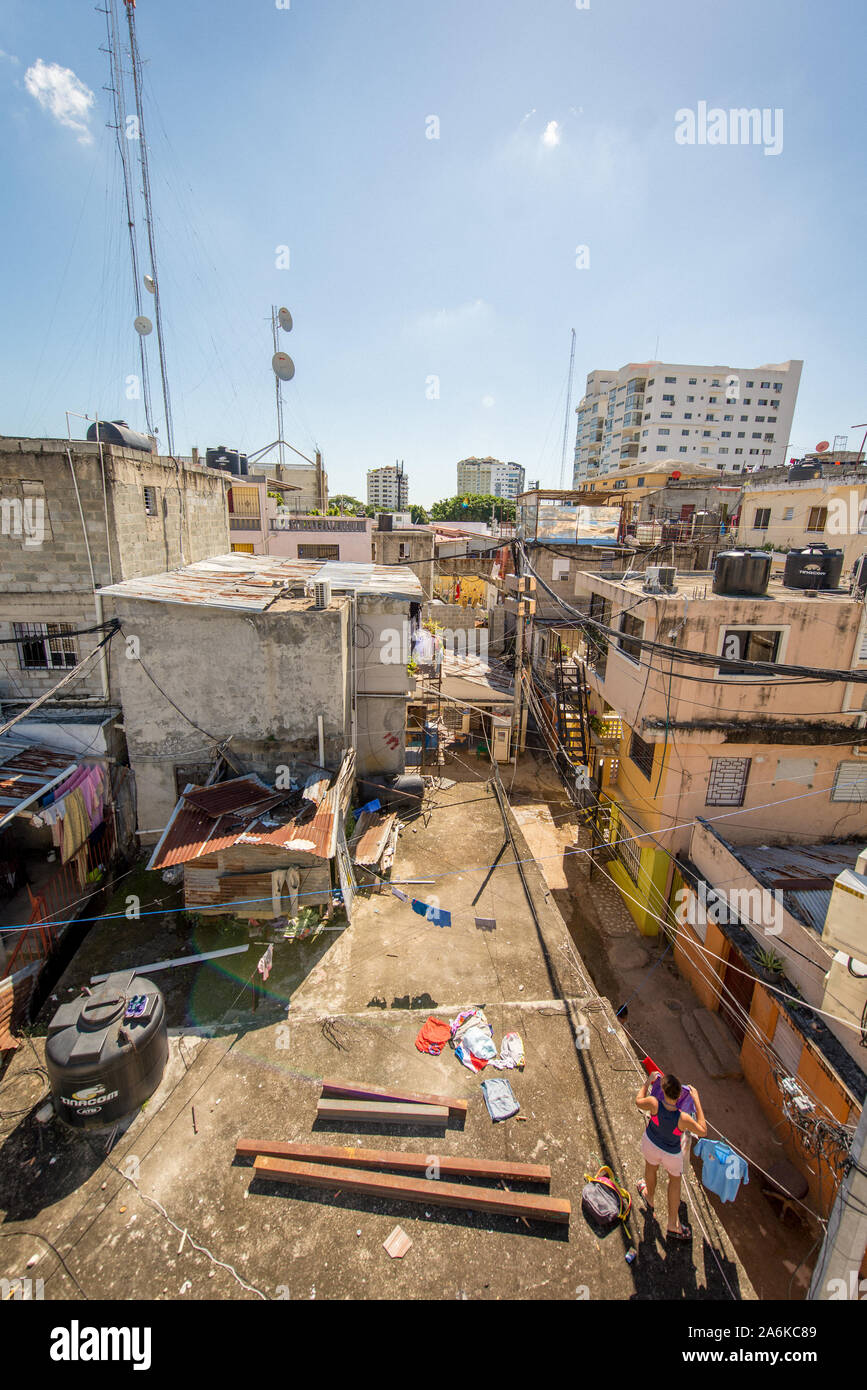 Lençol Metálico E Coberturas Ocas Casas-escuras Numa área Pobre Da Favela  Em Manila Foto de Stock - Imagem de linha, miséria: 183821898