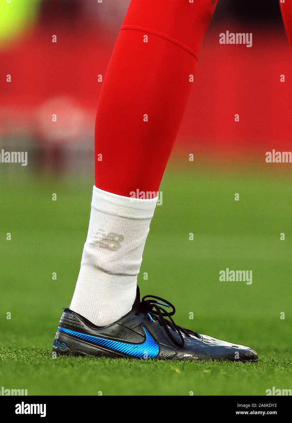 Una vista general de Liverpool portero Caoimhin Kelleher, vistiendo su  nuevo equilibrio calcetines y botas de fútbol de Nike durante el partido de  Liga Premier en Anfield, Liverpool Fotografía de stock -