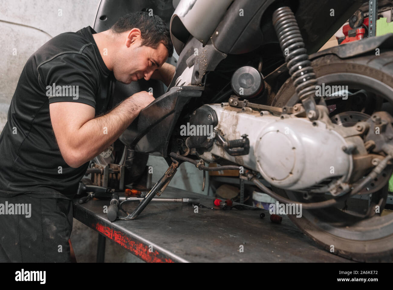 Reparación mecánica de motos scooter en el garaje de reparación Fotografía  de stock - Alamy