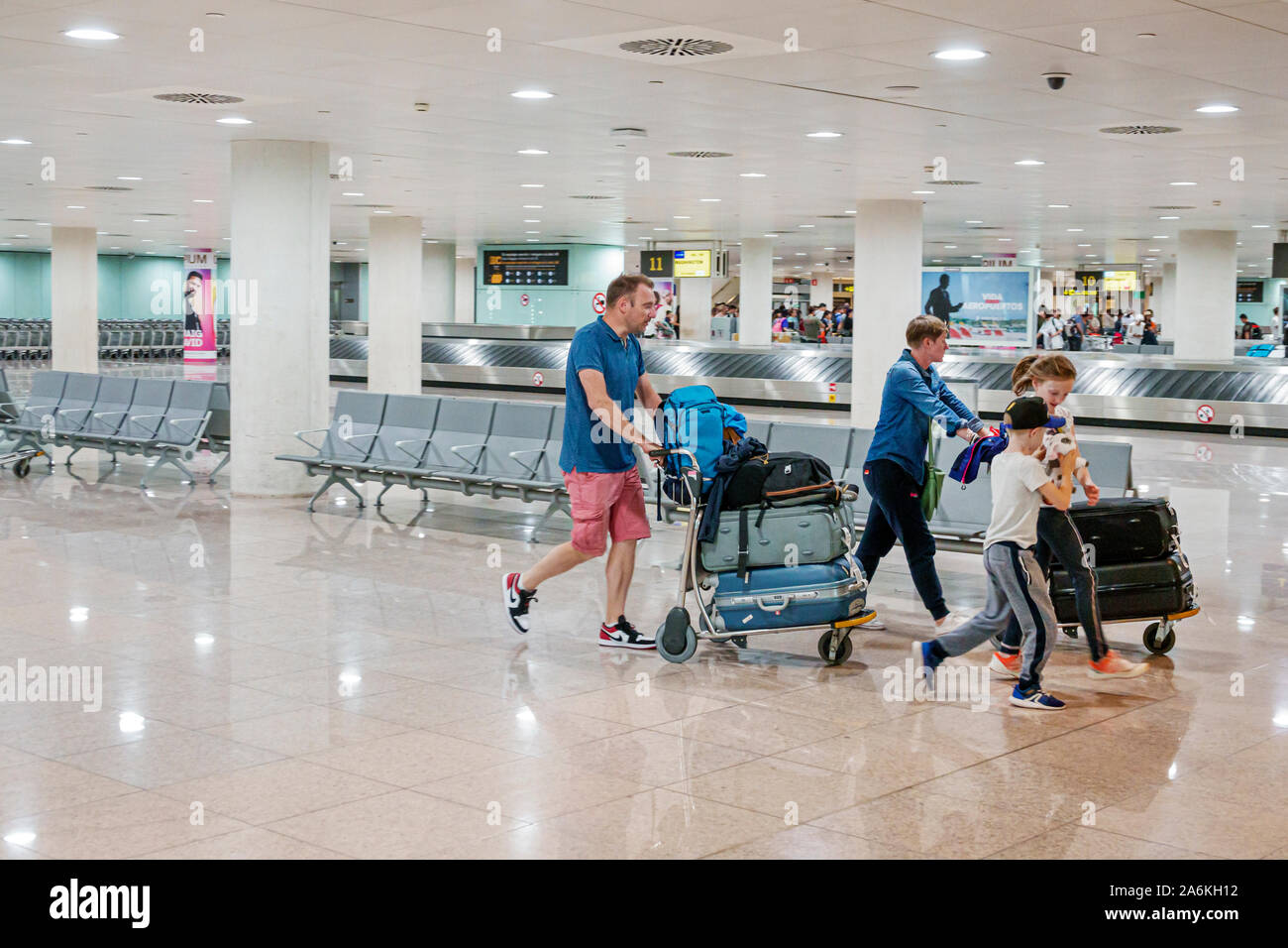 Barcelona ESPAÑA,CATALONIA CATALONIA,BARCELONA-EL PRAT Aeropuerto Josep  Tarradellas BCN,terminal,recogida de equipajes,hombre hombres adultos  adultos,mujer mujer femal Fotografía de stock - Alamy