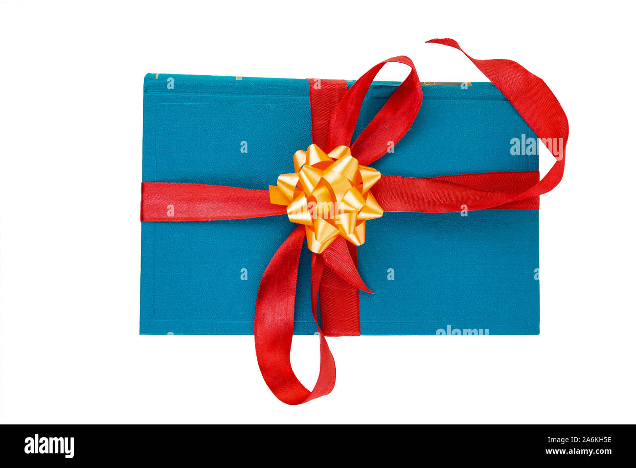 Libro de regalo envuelta en cinta con un lazo rojo sobre un fondo blanco  Fotografía de stock - Alamy