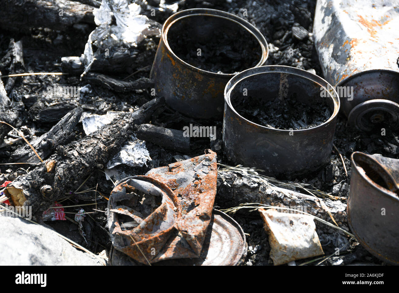 Latas de hierro quemado en el fuego. Mala la ecología, la contaminación del medio  ambiente. La protección de la naturaleza Fotografía de stock - Alamy
