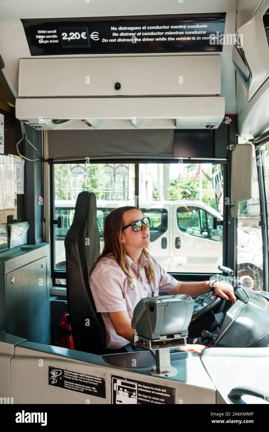 Conductor De Autobús Mujer Fotos e Imágenes de stock - Alamy