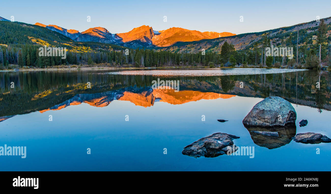 Sprague Lago refleja las montañas en el Parque Nacional de las Montañas Rocosas Foto de stock
