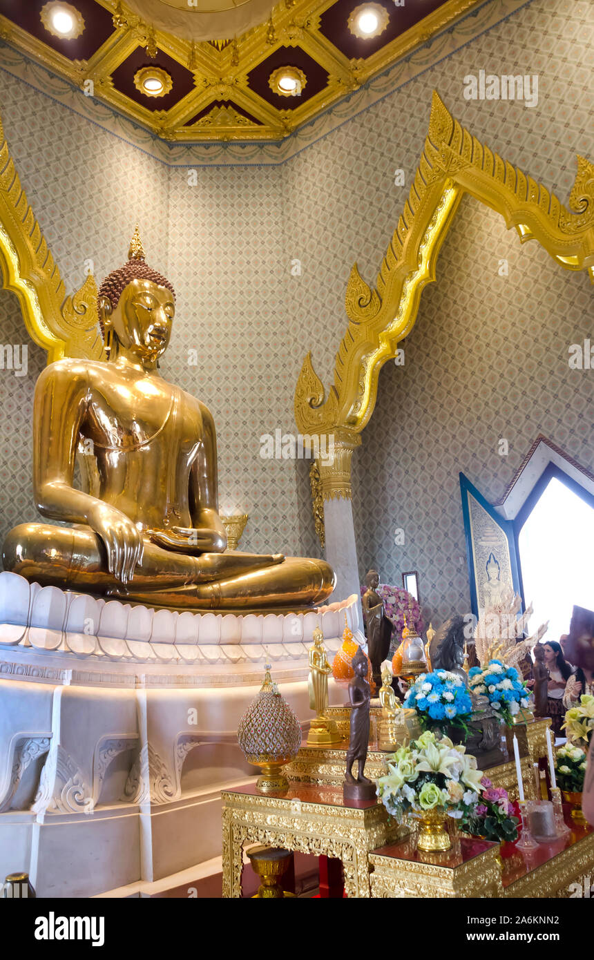 BANGKOK, TAILANDIA - Diciembre 22, 2018: la estatua de un buda sentado de 5,5 toneladas de oro, la escultura del siglo XIII en Wat Traimit templo en Bangkok. Foto de stock