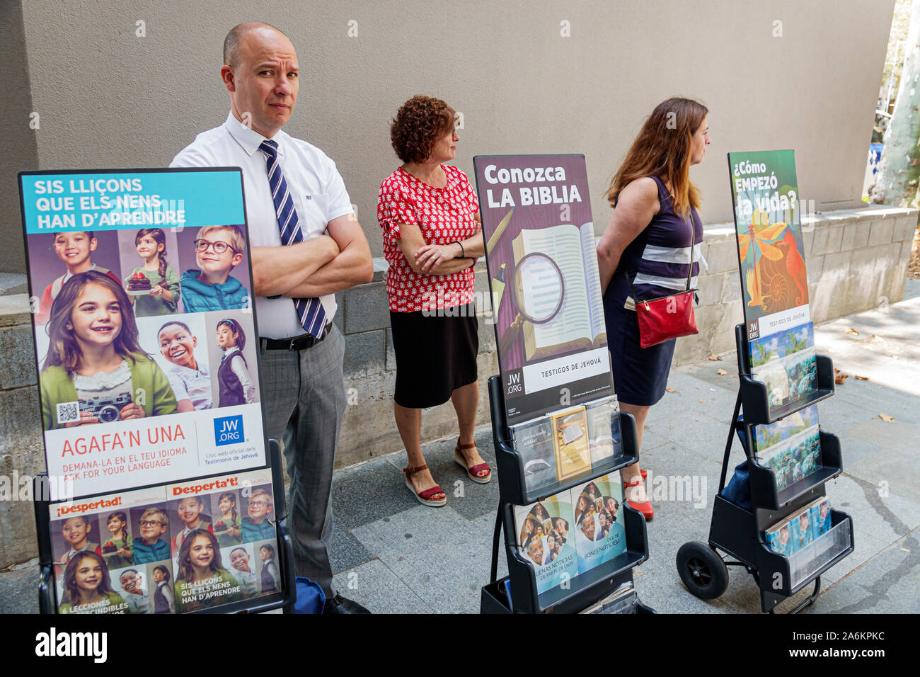 Barcelona España,Cataluña El Poblenou,Avinguda Diagonal,avenida,acera,Jehovah Witness,quiosco de literatura de revistas,Carro de literatura de testimonio público,pr Foto de stock