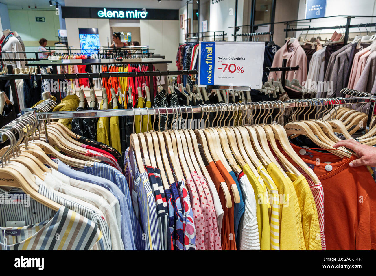 Barcelona ESPAÑA,CATALONIA PLACA DE CATALONIA,EL CORTE INGLES,CATALONIA DE  TIENDA,COMPRAS,VENTA DE PANTALLA,VENTA DE ROPA DE MUJER,EN VENTA,70  Fotografía de stock - Alamy