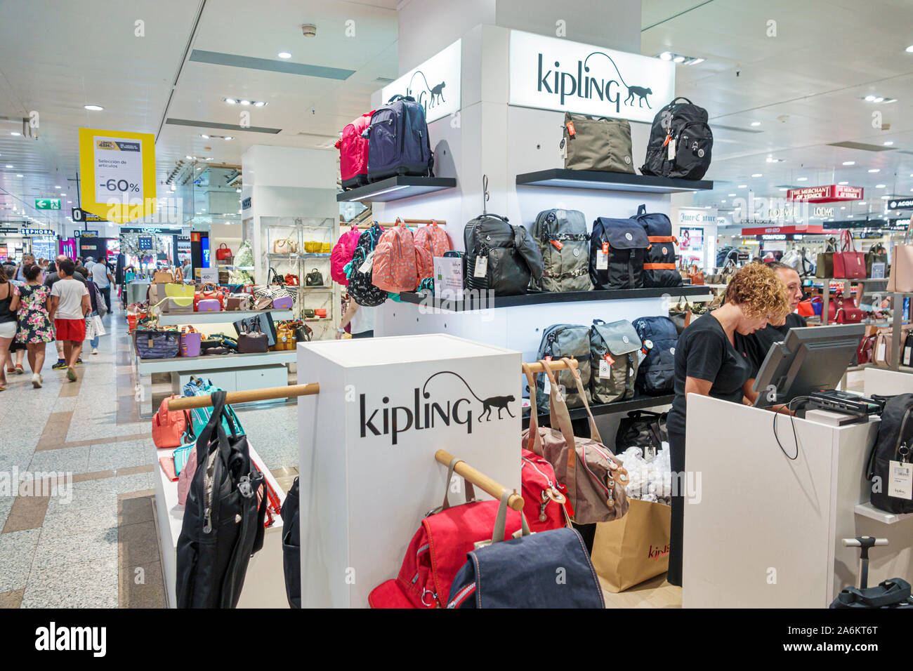 Barcelona ESPAÑA,CATALONIA PLACA DE CATALONIA,EL CORTE INGLES,CADENA DE  TIENDA,COMPRAS,BOLSOS,Kipling,SALVENTA DE PANTALLA,ES190823193 Fotografía  de stock - Alamy