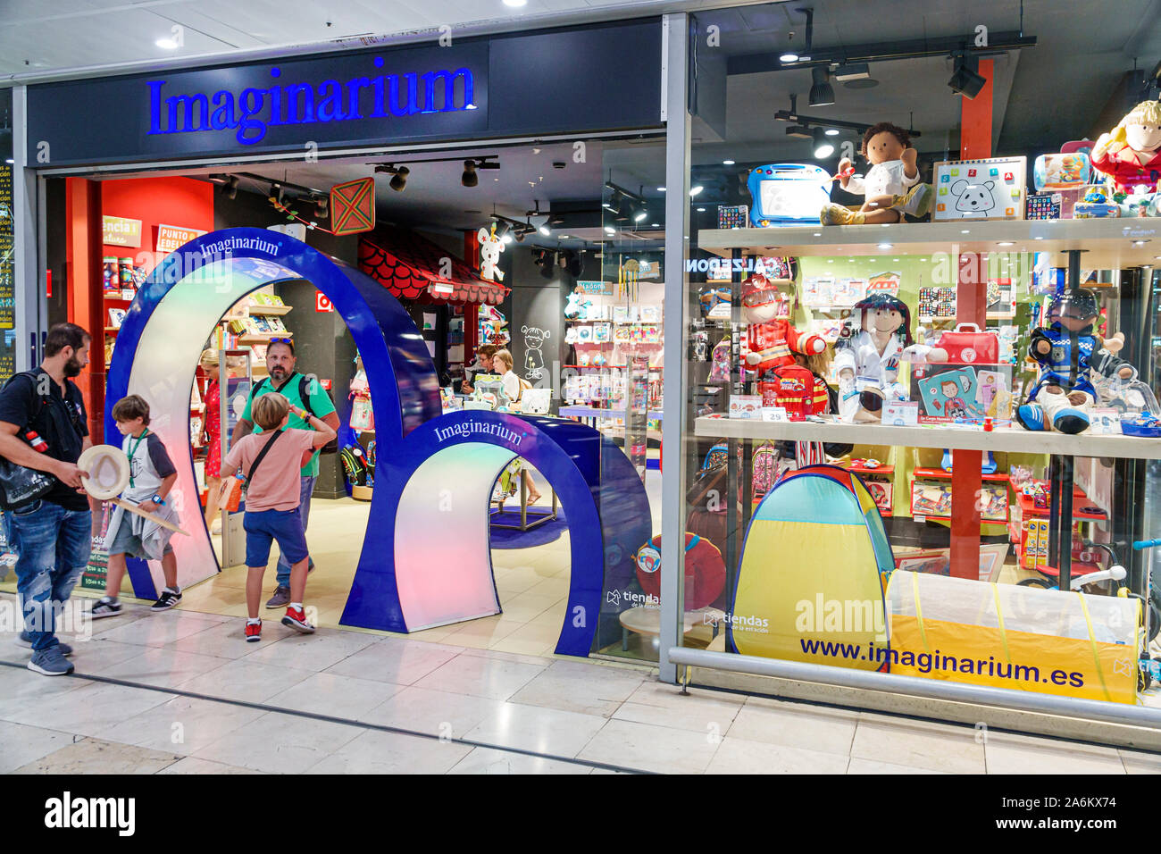 Adultos comprando juguetes para niños fotografías e imágenes de alta  resolución - Alamy