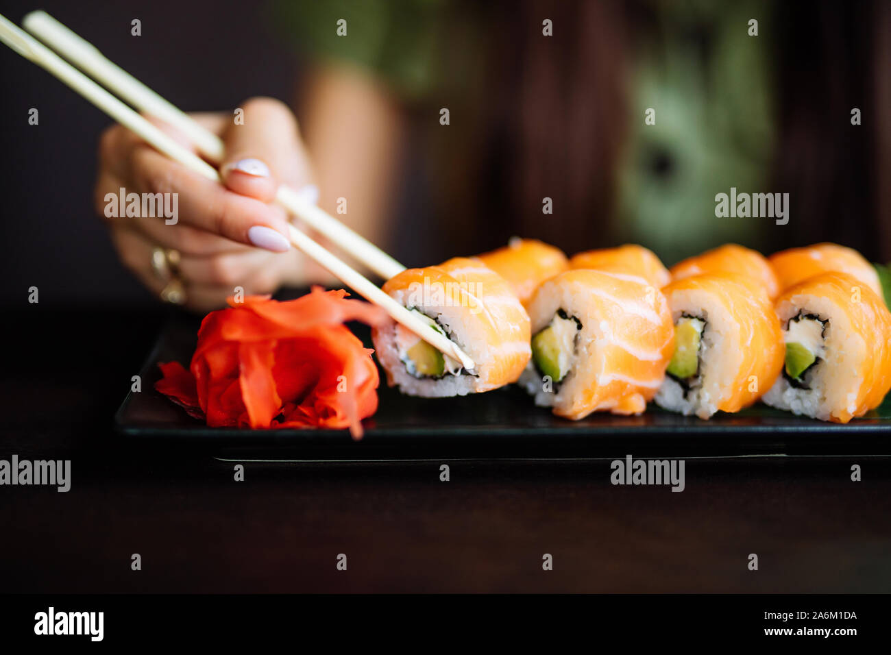 gancho Máquina de recepción Pantano Manos comer sushi con palillos chinos Fotografía de stock - Alamy